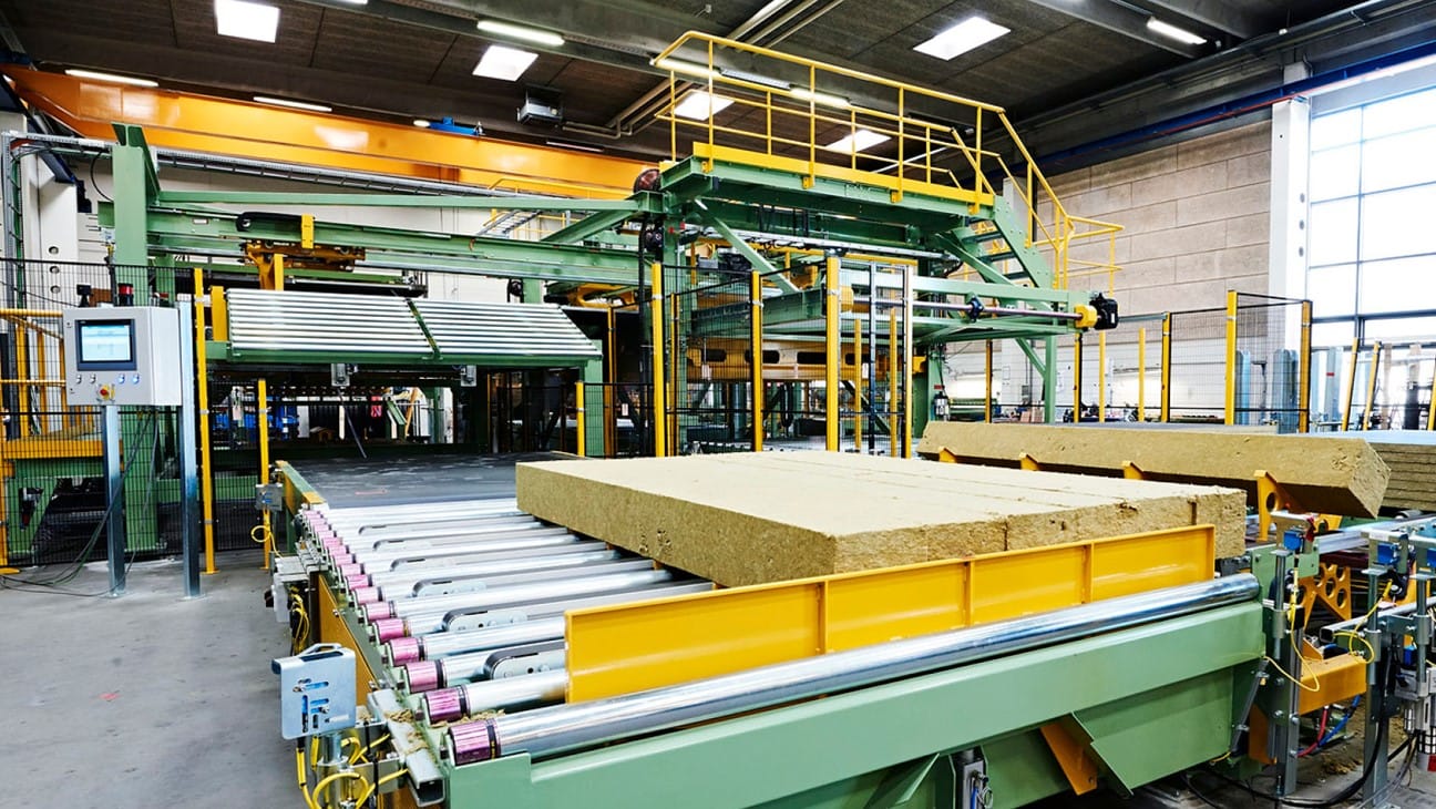 Insulation slabs on roller conveyors in a Qubiqa handling installation